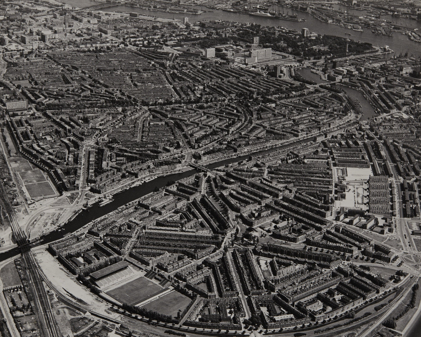 Historische luchtfoto van Spangen in Rotterdam rond 1964