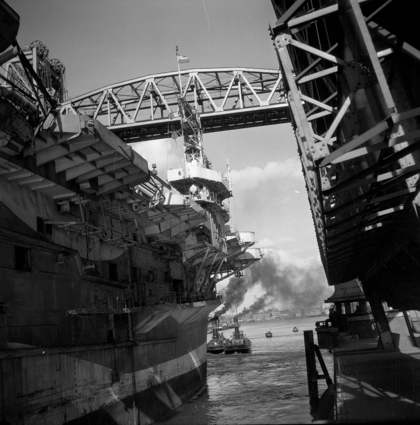 Vliegdekschip langs de Hef - 1947