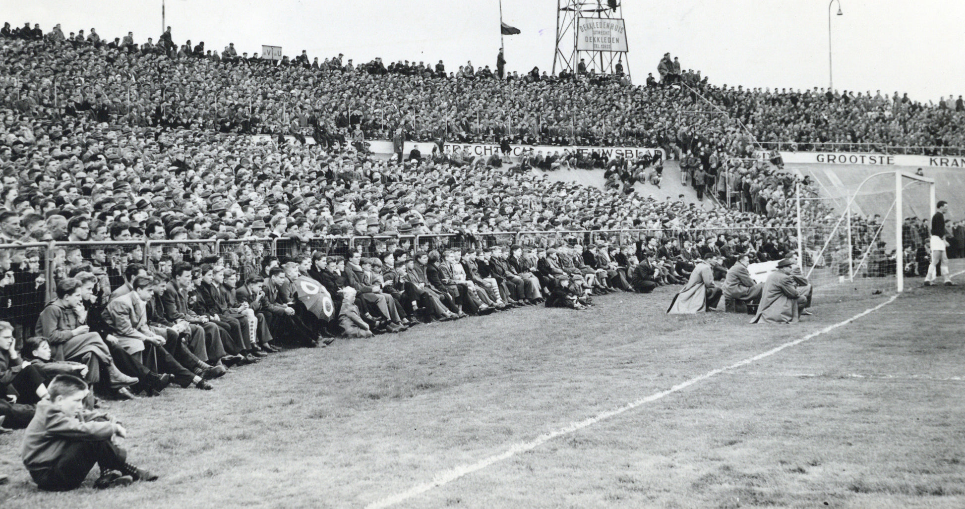 Zwart-witfoto uit 1955 van publiek bij het Galgenwaard Stadion in Utrecht.