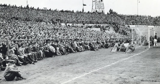 Zwart-witfoto uit 1955 van publiek bij het Galgenwaard Stadion in Utrecht.