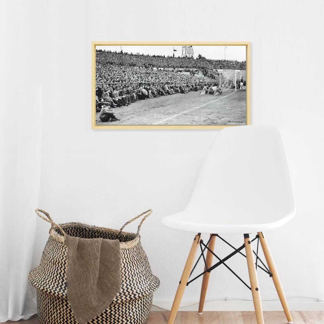 Zwart-witfoto uit 1955 van publiek bij het Galgenwaard Stadion in Utrecht. – canvas naturel baklijst in keuken