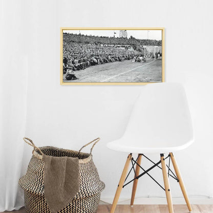 Zwart-witfoto uit 1955 van publiek bij het Galgenwaard Stadion in Utrecht. – canvas naturel baklijst in keuken