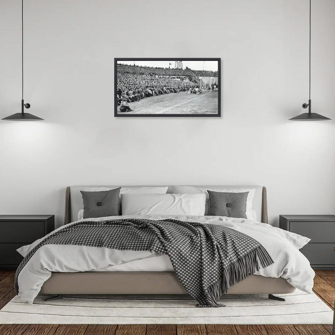 Zwart-witfoto uit 1955 van publiek bij het Galgenwaard Stadion in Utrecht. – canvas zwarte baklijst in slaapkamer