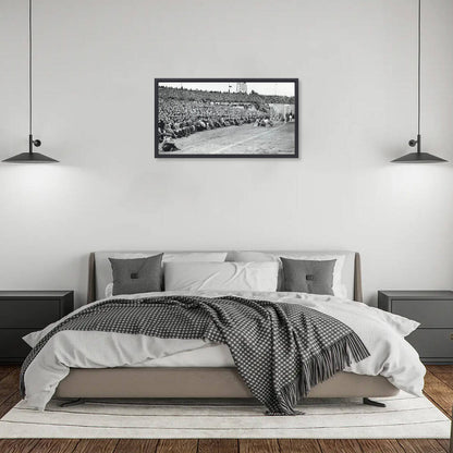 Zwart-witfoto uit 1955 van publiek bij het Galgenwaard Stadion in Utrecht. – canvas zwarte baklijst in slaapkamer