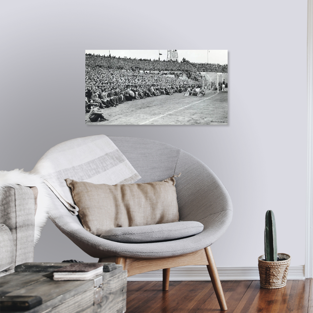 Zwart-witfoto uit 1955 van publiek bij het Galgenwaard Stadion in Utrecht. – canvas zonder lijst in leeshoek