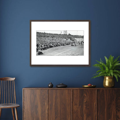 Zwart-witfoto uit 1955 van publiek bij het Galgenwaard Stadion in Utrecht. – donkerbruine wissellijst in woonkamer