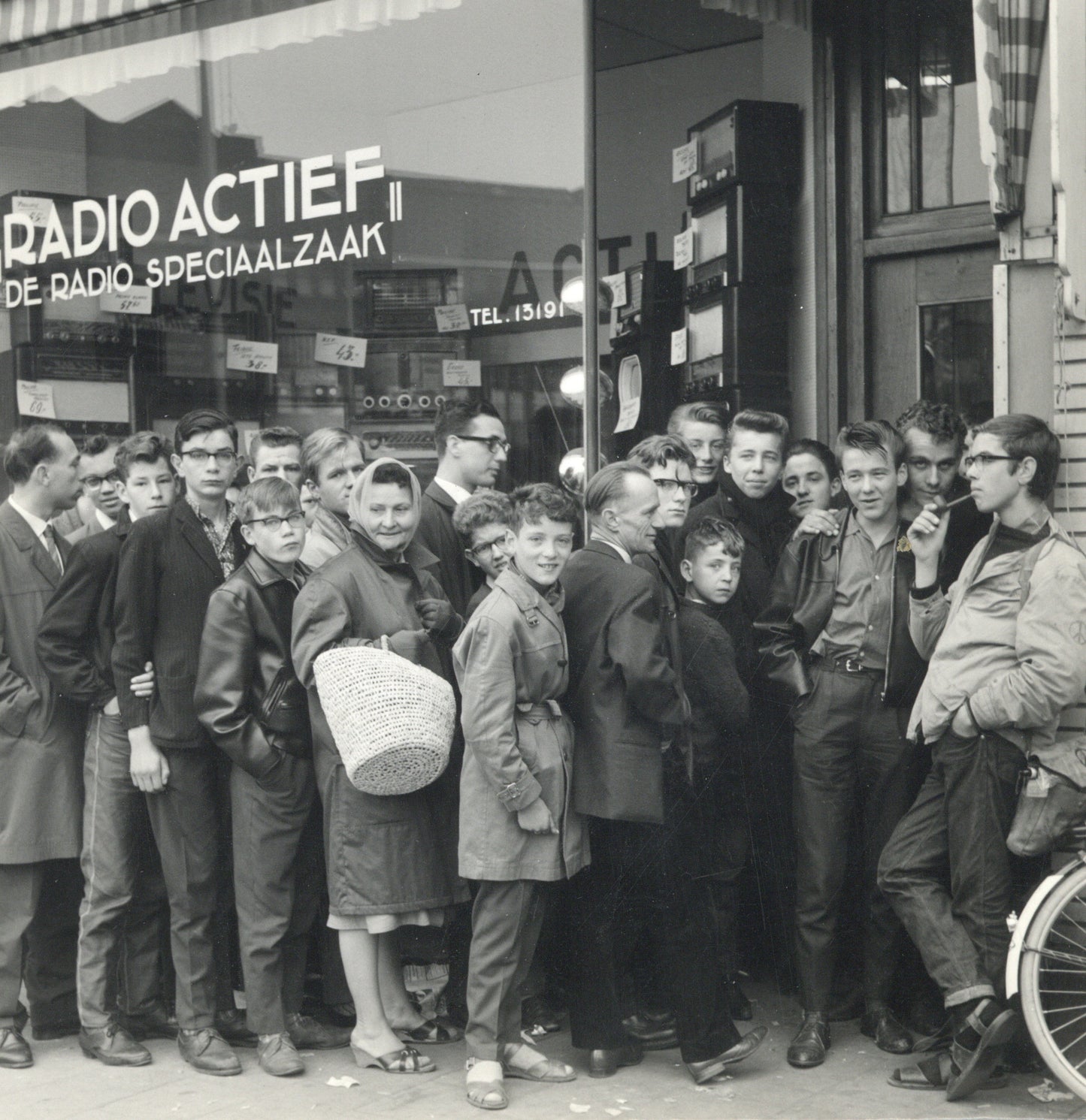Zwart-witfoto uit 1960 van wachtenden voor een radiospeciaalzaak in Utrecht.