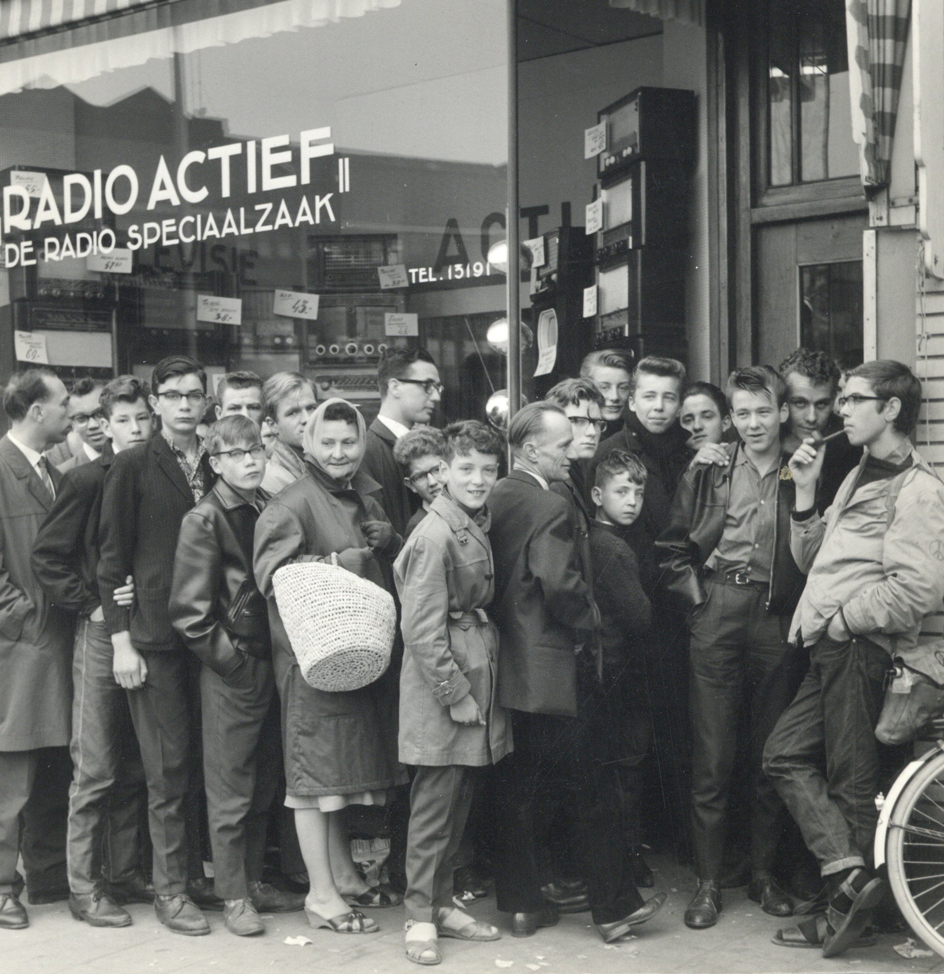 Zwart-witfoto uit 1960 van wachtenden voor een radiospeciaalzaak in Utrecht.