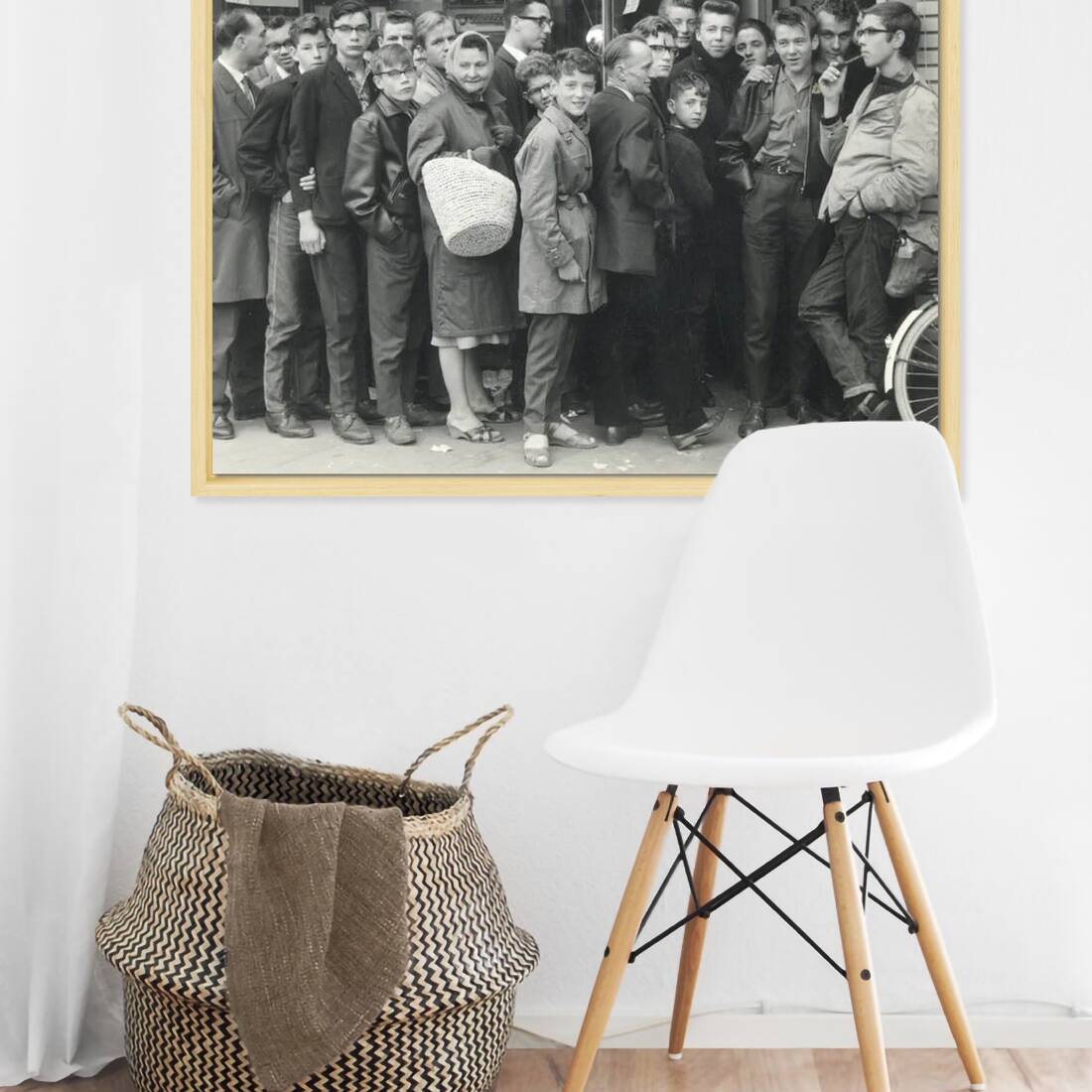 Zwart-witfoto uit 1960 van wachtenden voor een radiospeciaalzaak in Utrecht. – canvas naturel baklijst in keuken
