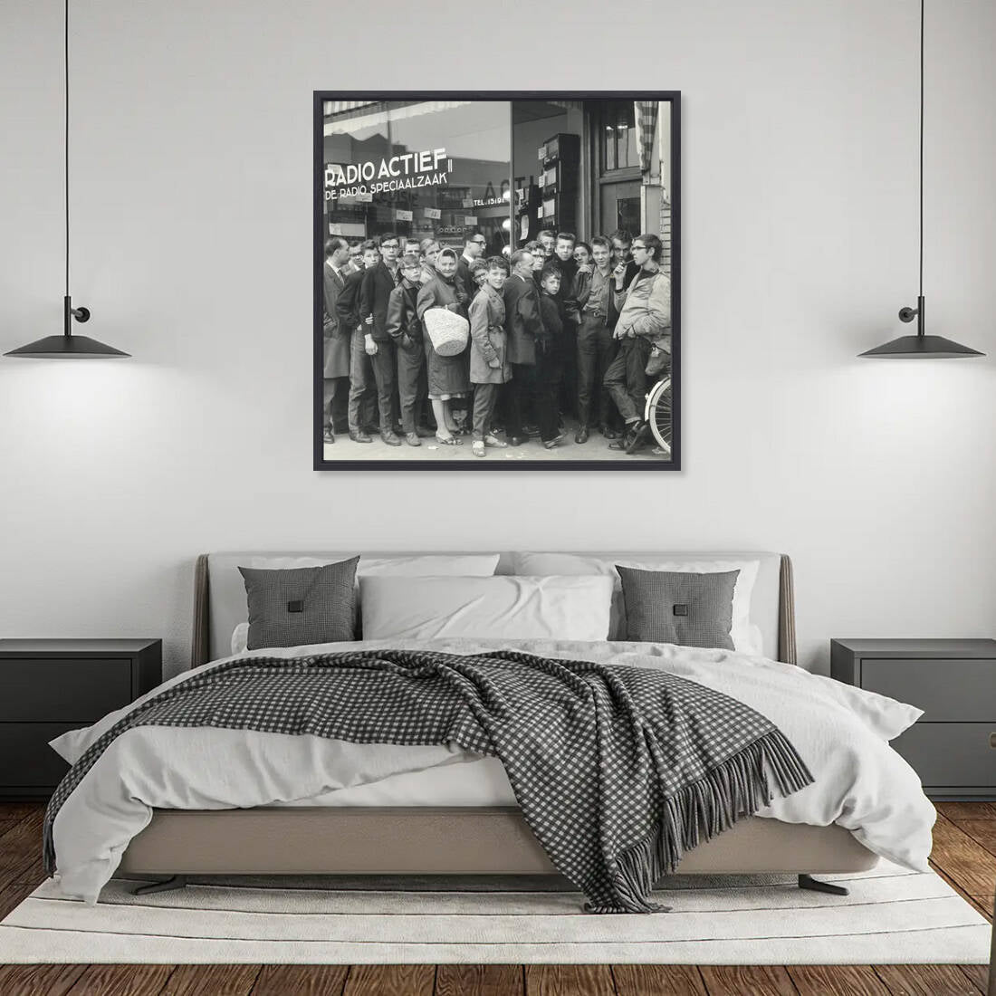 Zwart-witfoto uit 1960 van wachtenden voor een radiospeciaalzaak in Utrecht. – canvas zwarte baklijst in slaapkamer