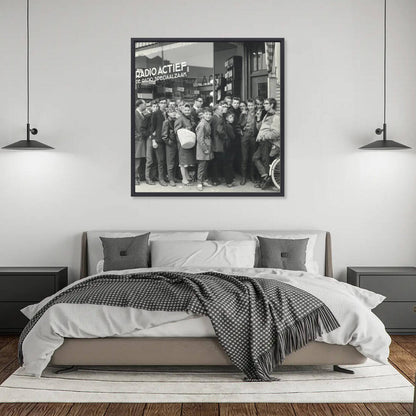 Zwart-witfoto uit 1960 van wachtenden voor een radiospeciaalzaak in Utrecht. – canvas zwarte baklijst in slaapkamer