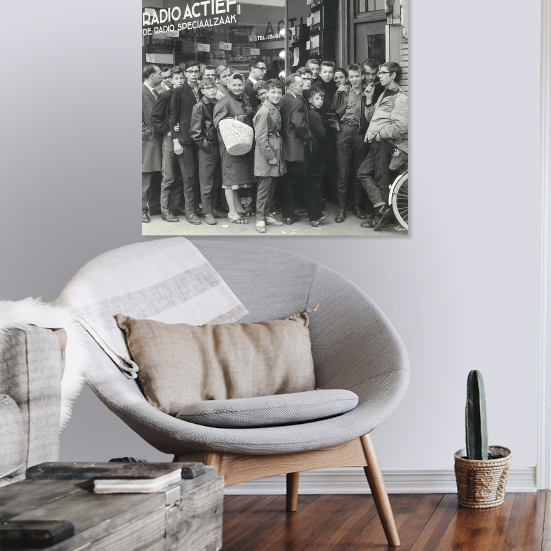 Zwart-witfoto uit 1960 van wachtenden voor een radiospeciaalzaak in Utrecht. – canvas zonder lijst in leeshoek