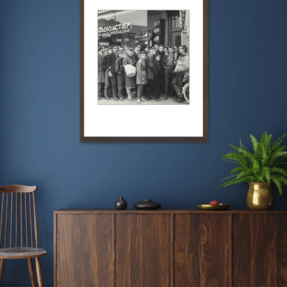Zwart-witfoto uit 1960 van wachtenden voor een radiospeciaalzaak in Utrecht. – donkerbruine wissellijst in woonkamer