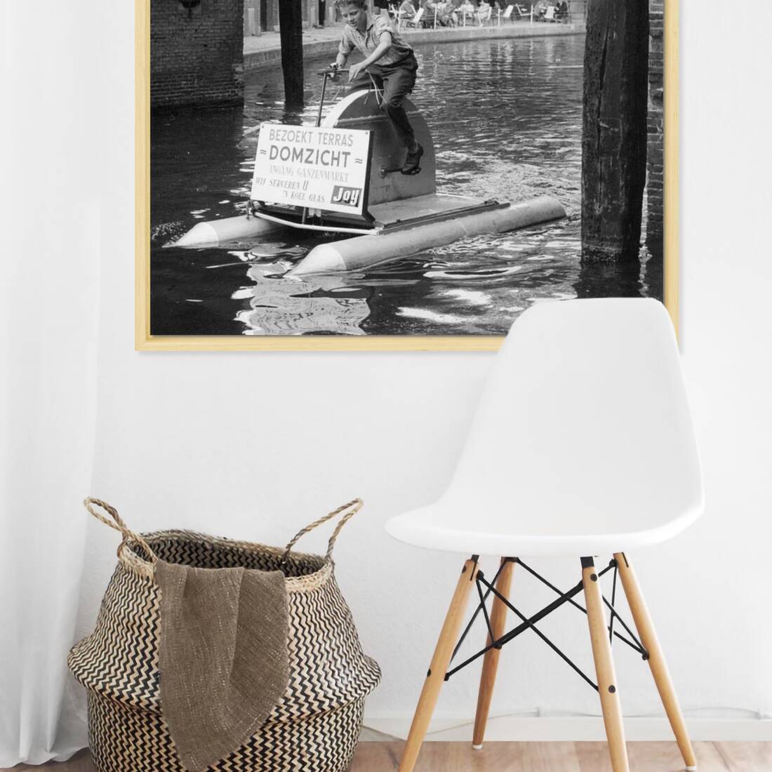 Zwart-witfoto uit 1960 van een jongen op een waterfiets in een Utrechtse gracht. – canvas naturel baklijst in keuken
