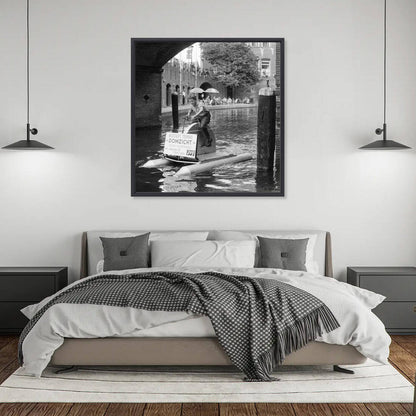 Zwart-witfoto uit 1960 van een jongen op een waterfiets in een Utrechtse gracht. – canvas zwarte baklijst in slaapkamer