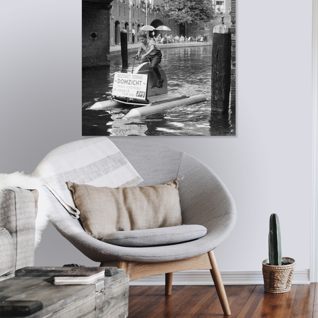 Zwart-witfoto uit 1960 van een jongen op een waterfiets in een Utrechtse gracht. – canvas zonder lijst in leeshoek