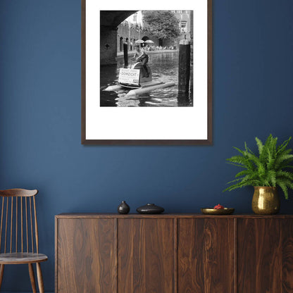 Zwart-witfoto uit 1960 van een jongen op een waterfiets in een Utrechtse gracht. – donkerbruine wissellijst in woonkamer