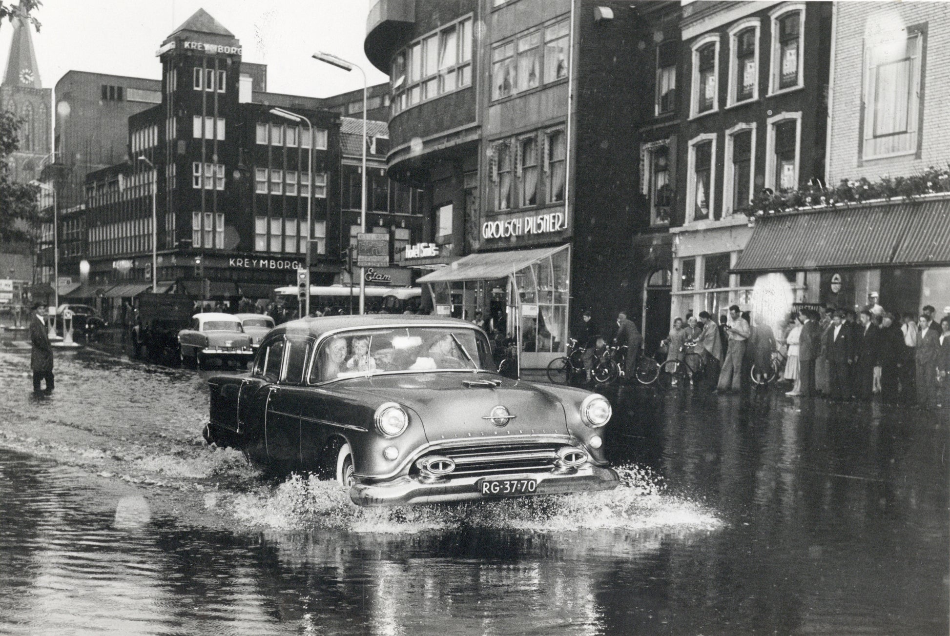 Zwart-witfoto uit 1957 van wateroverlast op het Vredenburg in Utrecht.