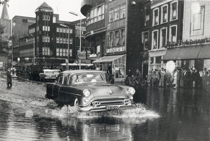 Zwart-witfoto uit 1957 van wateroverlast op het Vredenburg in Utrecht.