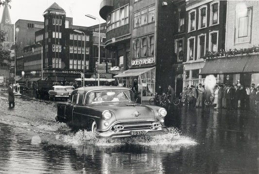 Zwart-witfoto uit 1957 van wateroverlast op het Vredenburg in Utrecht.