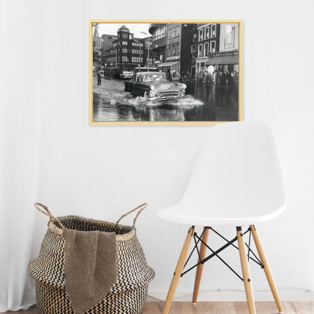 Zwart-witfoto uit 1957 van wateroverlast op het Vredenburg in Utrecht. – canvas naturel baklijst in keuken