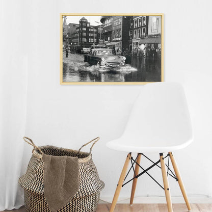 Zwart-witfoto uit 1957 van wateroverlast op het Vredenburg in Utrecht. – canvas naturel baklijst in keuken