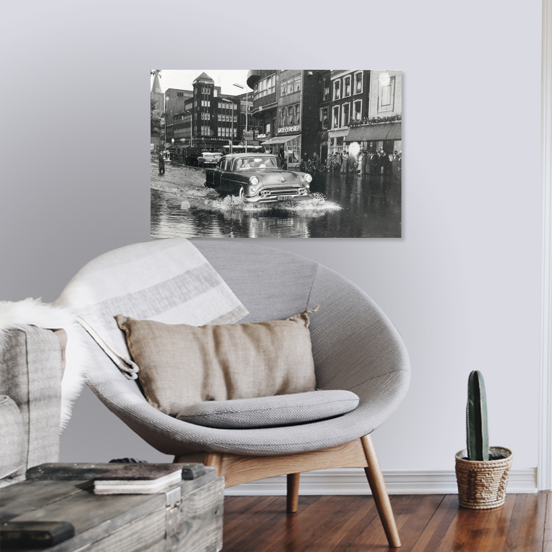 Zwart-witfoto uit 1957 van wateroverlast op het Vredenburg in Utrecht. – canvas zonder lijst in leeshoek