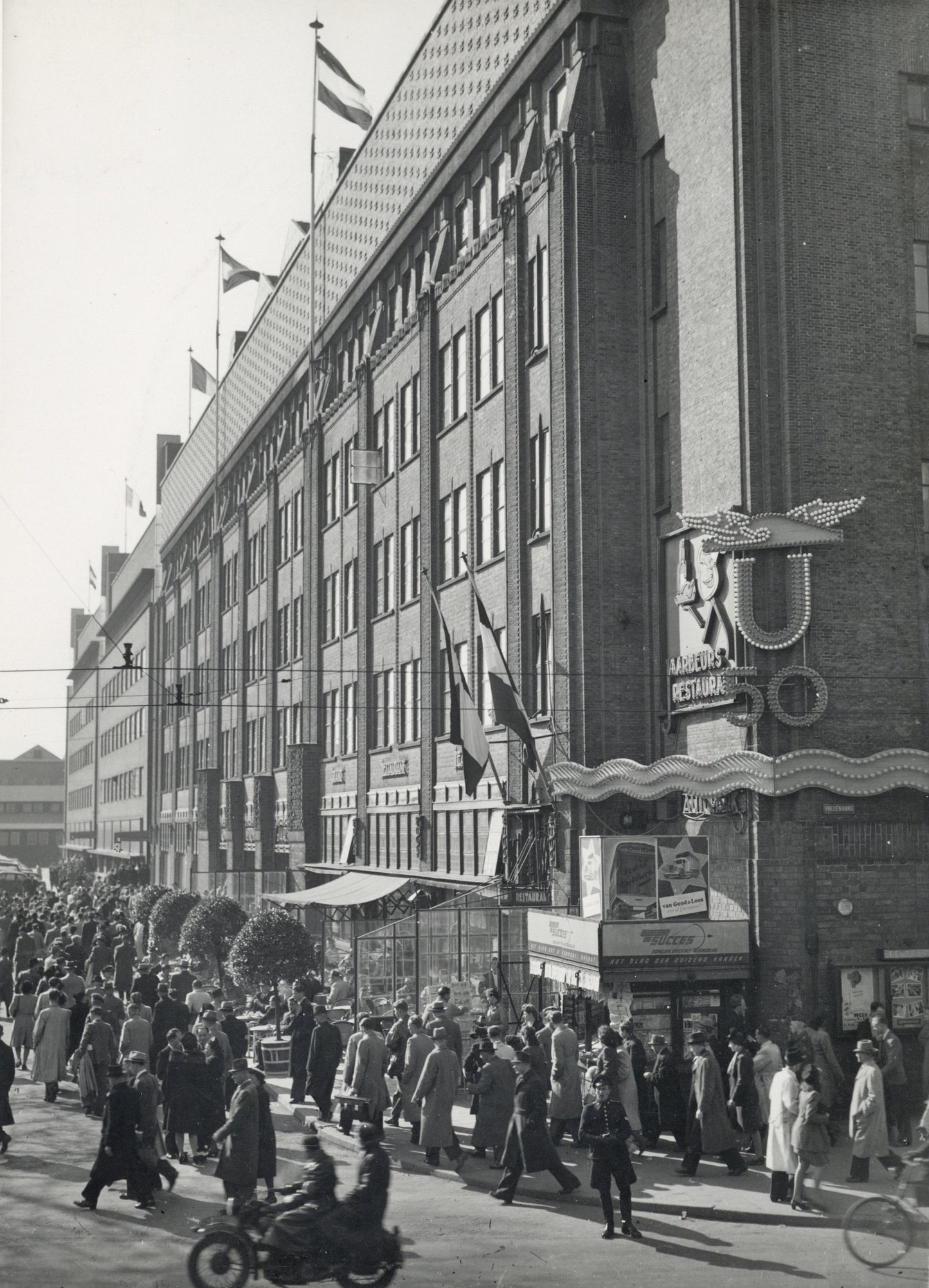 Zwart-witfoto uit 1948 van de Jaarbeursgebouwen aan het Vredenburg in Utrecht.