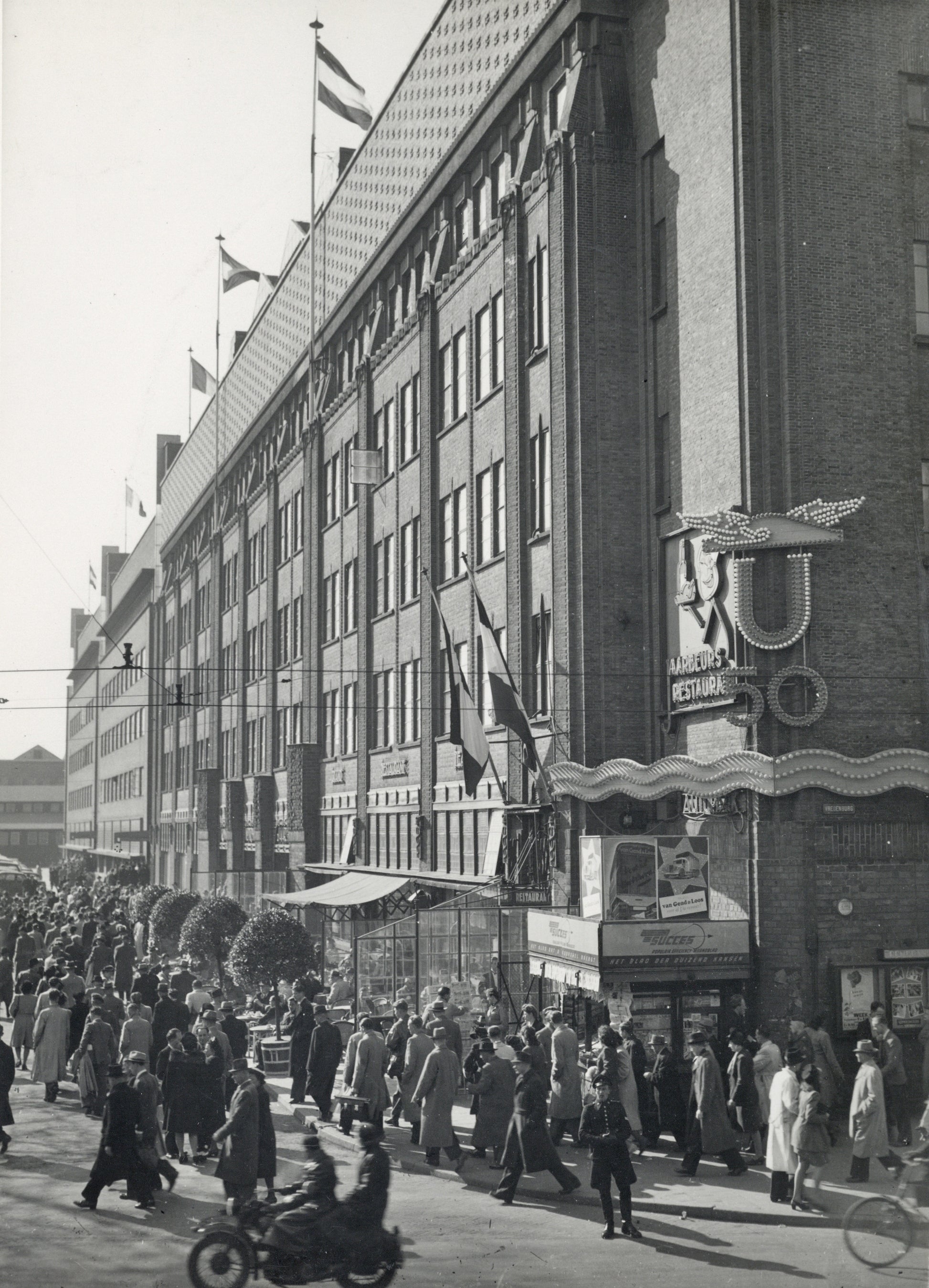 Zwart-witfoto uit 1948 van de Jaarbeursgebouwen aan het Vredenburg in Utrecht.