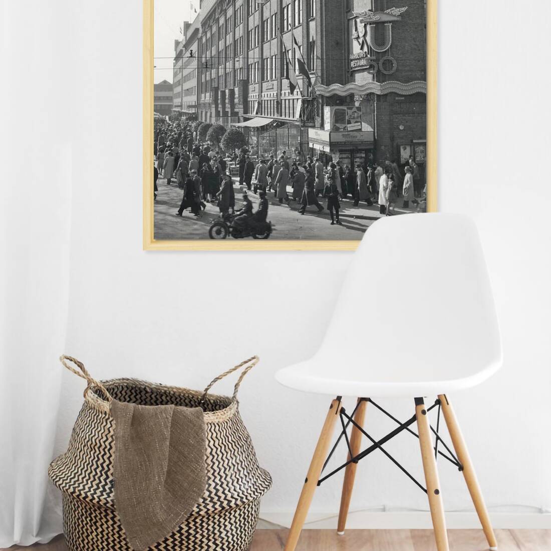 Zwart-witfoto uit 1948 van de Jaarbeursgebouwen aan het Vredenburg in Utrecht. – canvas naturel baklijst in keuken
