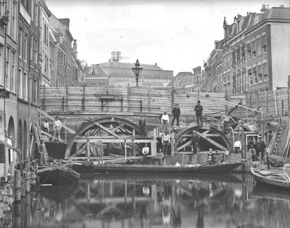 Zwart-witfoto uit 1906 van herstelwerkzaamheden aan de Maartensbrug over de Oudegracht in Utrecht.