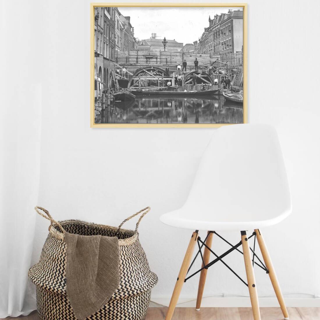 Zwart-witfoto uit 1906 van herstelwerkzaamheden aan de Maartensbrug over de Oudegracht in Utrecht. – canvas naturel baklijst in keuken