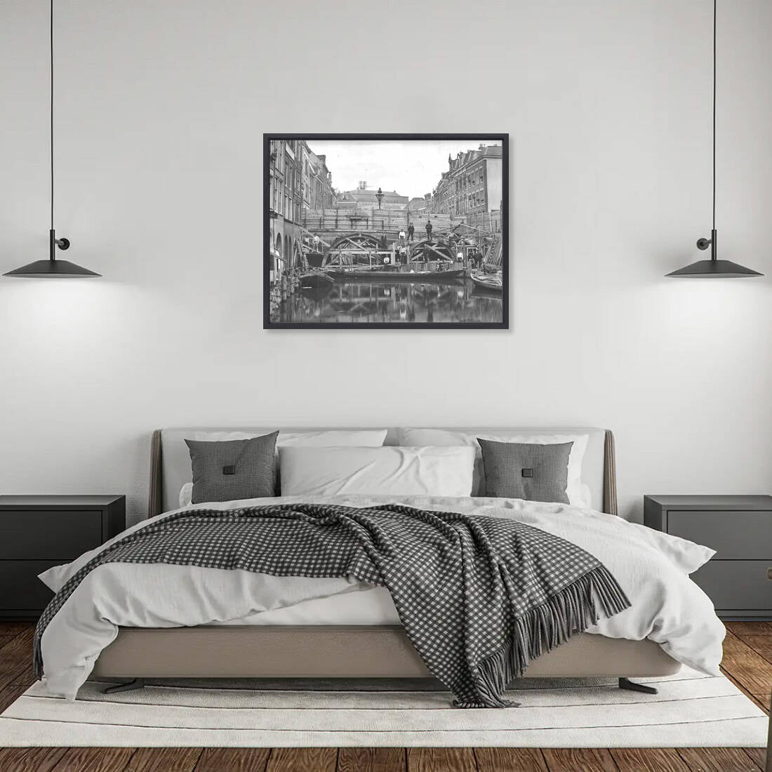 Zwart-witfoto uit 1906 van herstelwerkzaamheden aan de Maartensbrug over de Oudegracht in Utrecht. – canvas zwarte baklijst in slaapkamer