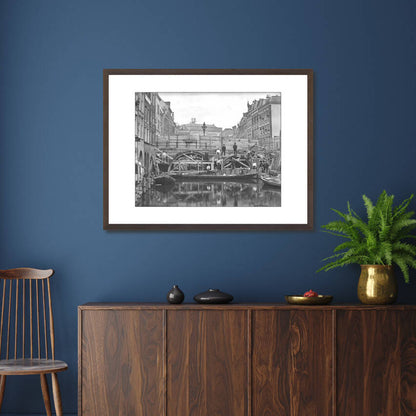Zwart-witfoto uit 1906 van herstelwerkzaamheden aan de Maartensbrug over de Oudegracht in Utrecht. – donkerbruine wissellijst in woonkamer