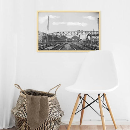 Zwart-witfoto uit 1904 van het plaatsen van een ijzeren hulpvoetbrug over de Oudegracht in Utrecht. – canvas naturel baklijst in keuken
