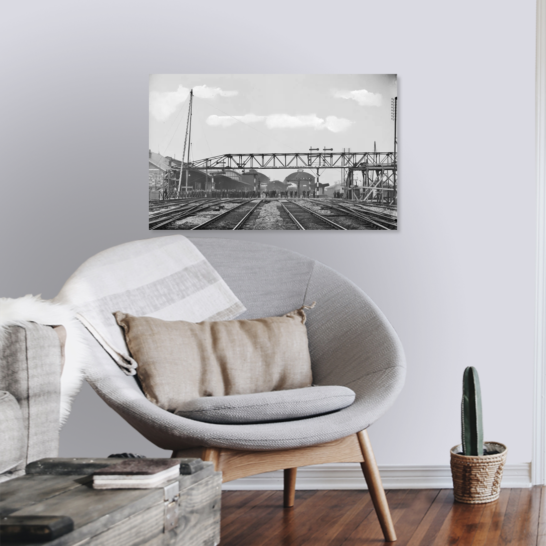 Zwart-witfoto uit 1904 van het plaatsen van een ijzeren hulpvoetbrug over de Oudegracht in Utrecht. – canvas zonder lijst in leeshoek