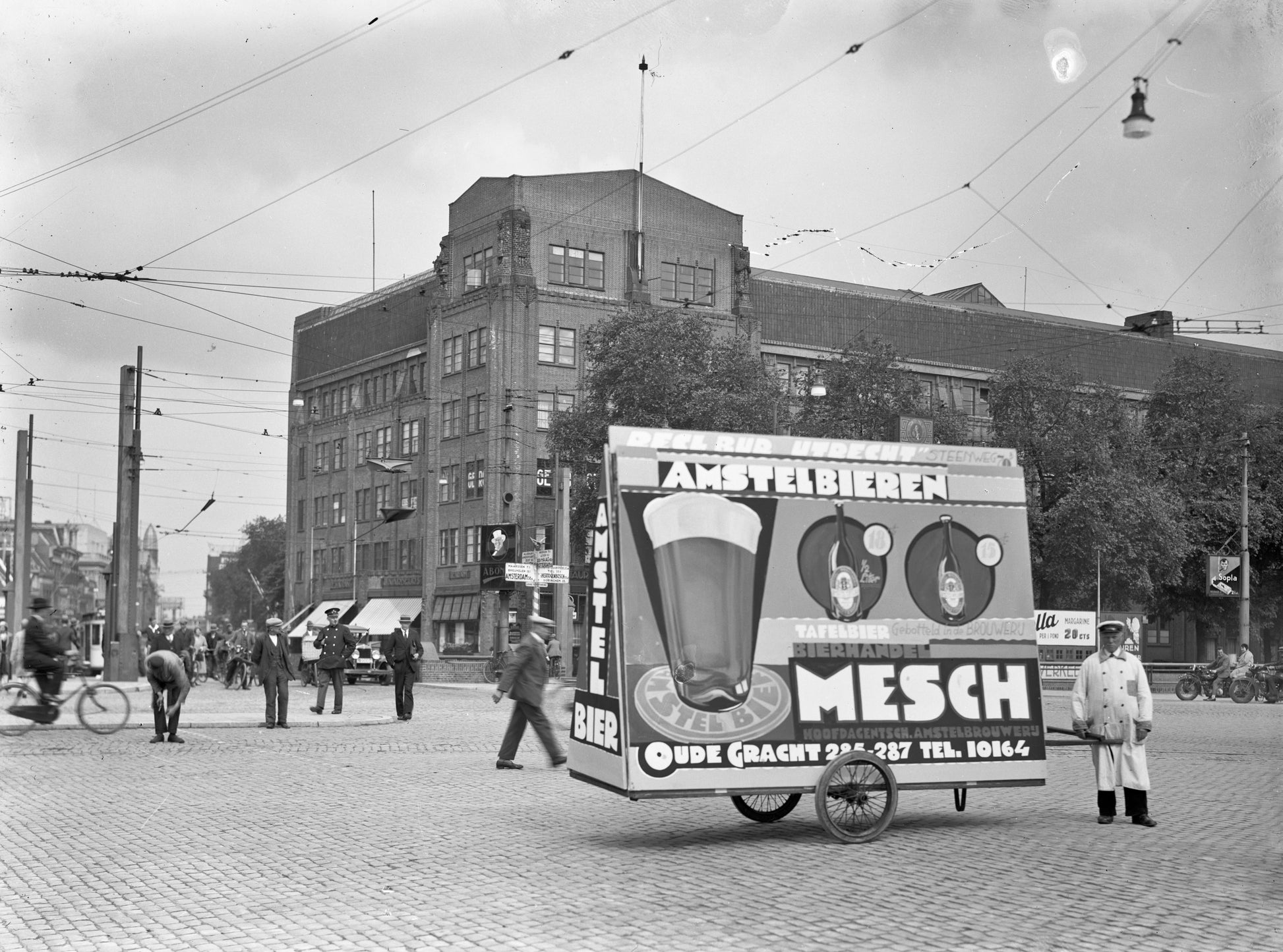 Zwart-witfoto uit omstreeks 1930 van een mobiel reclamebord van Amstel bieren op het Smaragdplein in Utrecht.