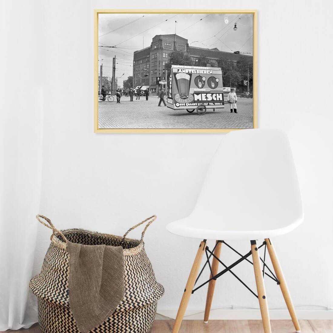 Zwart-witfoto uit omstreeks 1930 van een mobiel reclamebord van Amstel bieren op het Smaragdplein in Utrecht. – canvas naturel baklijst in keuken