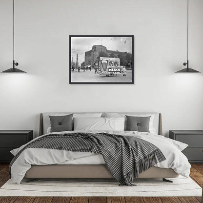Zwart-witfoto uit omstreeks 1930 van een mobiel reclamebord van Amstel bieren op het Smaragdplein in Utrecht. – canvas zwarte baklijst in slaapkamer
