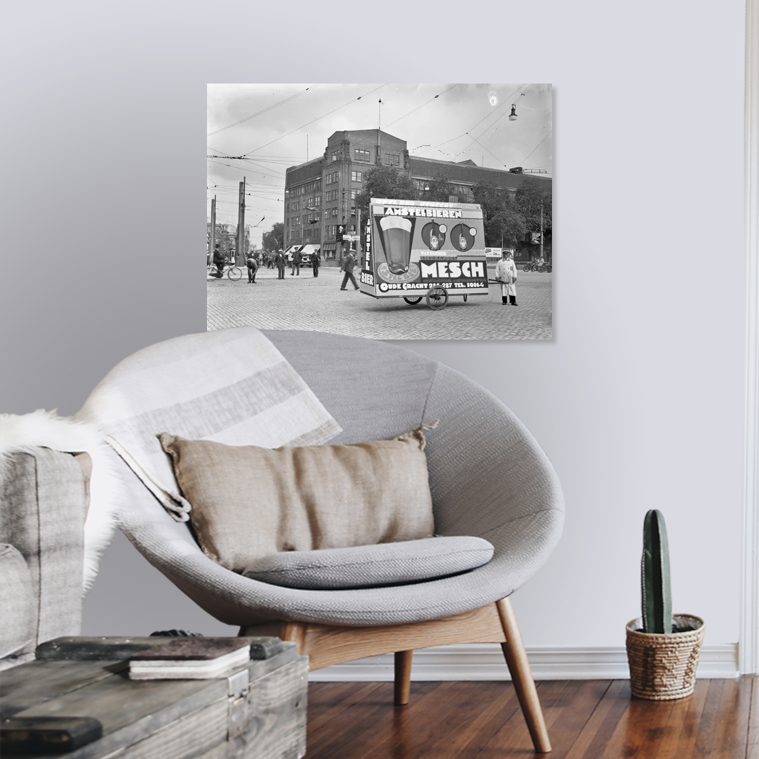 Zwart-witfoto uit omstreeks 1930 van een mobiel reclamebord van Amstel bieren op het Smaragdplein in Utrecht. – canvas zonder lijst in leeshoek