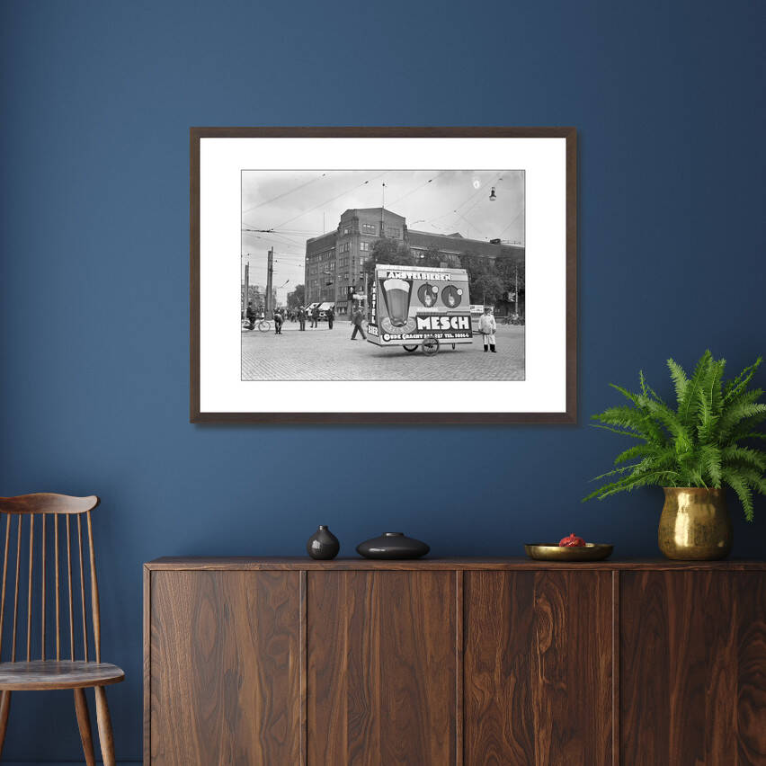 Zwart-witfoto uit omstreeks 1930 van een mobiel reclamebord van Amstel bieren op het Smaragdplein in Utrecht. – donkerbruine wissellijst in woonkamer