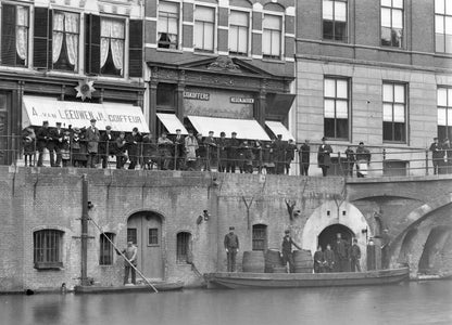 Zwart-witfoto uit 1906 van de werfkelders onder de huizen De Ster aan de Oudegracht in Utrecht.
