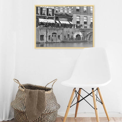 Zwart-witfoto uit 1906 van de werfkelders onder de huizen De Ster aan de Oudegracht in Utrecht. – canvas naturel baklijst in keuken