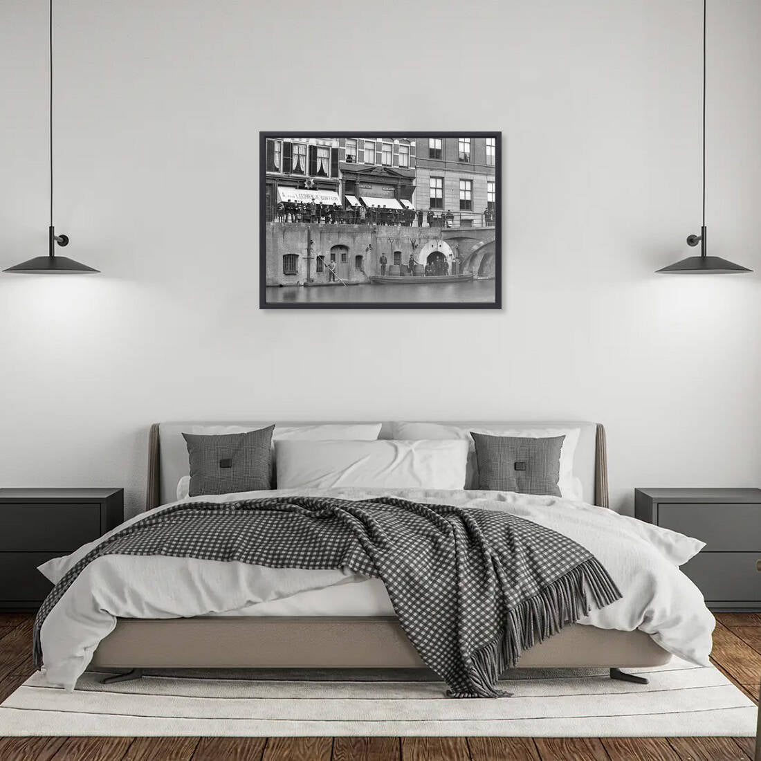 Zwart-witfoto uit 1906 van de werfkelders onder de huizen De Ster aan de Oudegracht in Utrecht. – canvas zwarte baklijst in slaapkamer