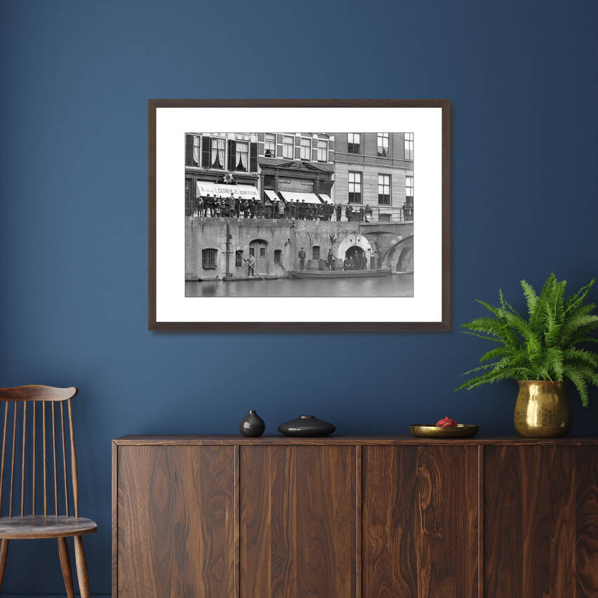 Zwart-witfoto uit 1906 van de werfkelders onder de huizen De Ster aan de Oudegracht in Utrecht. – donkerbruine wissellijst in woonkamer