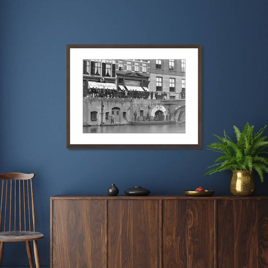 Zwart-witfoto uit 1906 van de werfkelders onder de huizen De Ster aan de Oudegracht in Utrecht. – donkerbruine wissellijst in woonkamer