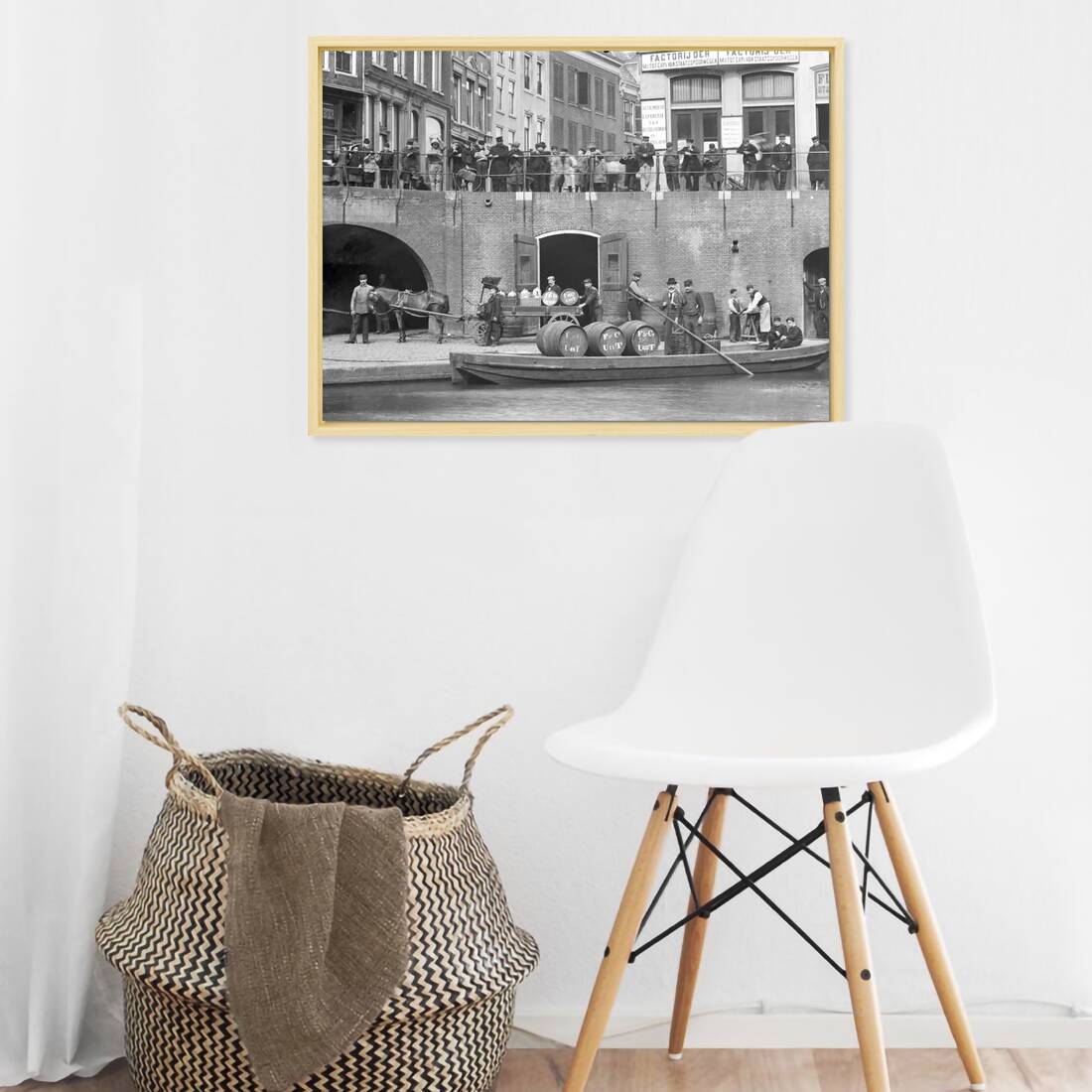 Zwart-witfoto uit 1906 van het overladen van wijnvaten aan de Oudegracht in Utrecht. – canvas naturel baklijst in keuken