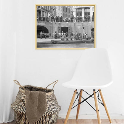 Zwart-witfoto uit 1906 van het overladen van wijnvaten aan de Oudegracht in Utrecht. – canvas naturel baklijst in keuken