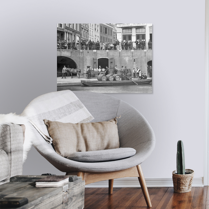 Zwart-witfoto uit 1906 van het overladen van wijnvaten aan de Oudegracht in Utrecht. – canvas zonder lijst in leeshoek