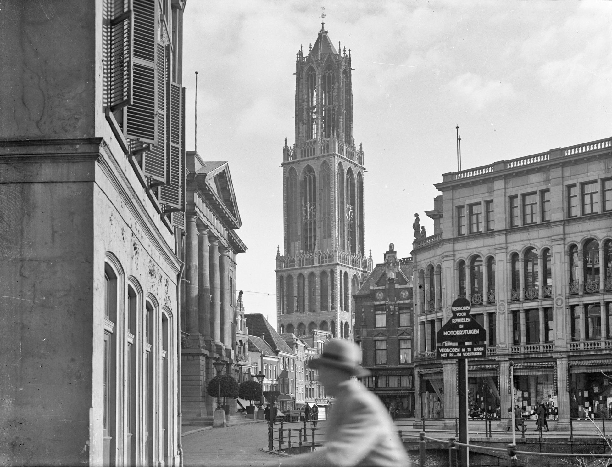 Zwart-witfoto uit 1930 van de Domtoren in Utrecht met op de voorgrond het Stadhuis.